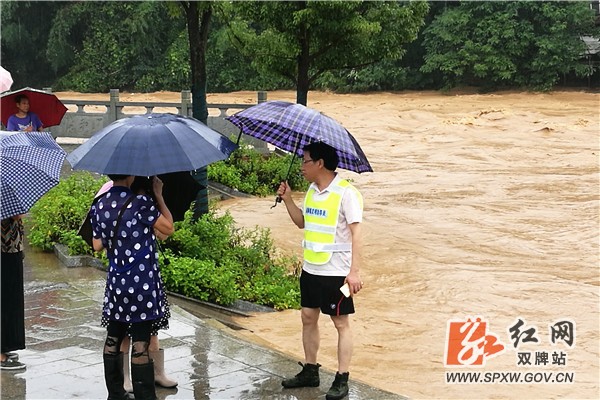 双牌县教育局巡察危险路段劝导疏散群众
