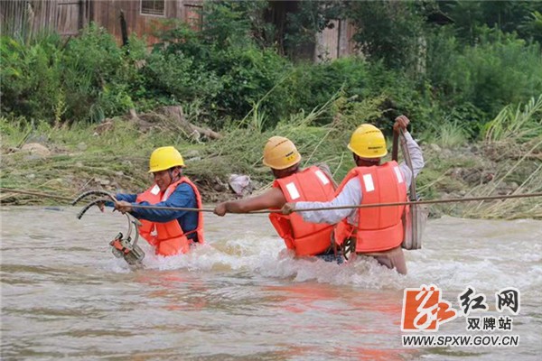 双牌县供电公司全力奋战抗洪保电现场