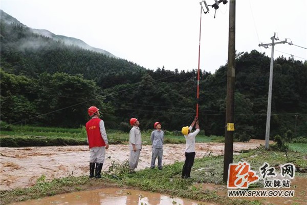 双牌县供电公司全力奋战抗洪保电现场