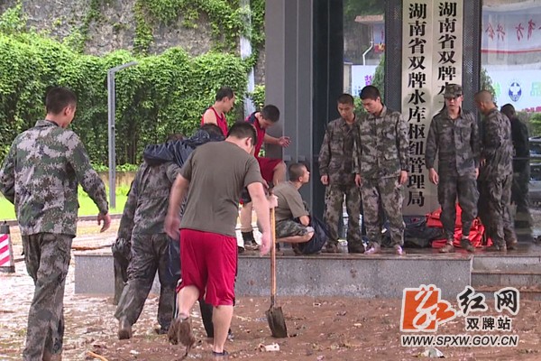 双牌：人武部官兵奋战一线 全力救援