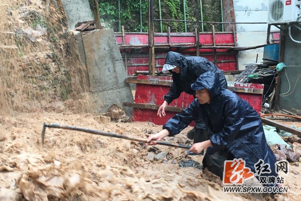 五星岭乡:突发山洪 贫困户紧急求助 乡政府迅速出动抢险