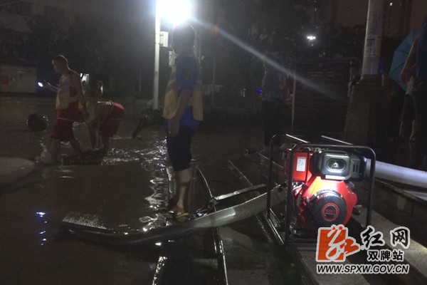 双牌:12小时排涝见成效 连夜清扫街道保整洁
