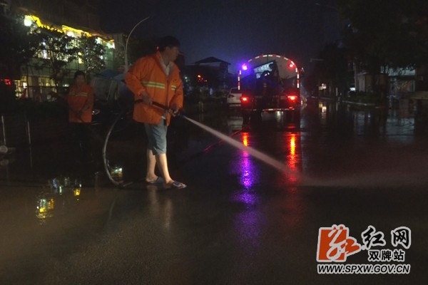 双牌:12小时排涝见成效 连夜清扫街道保整洁