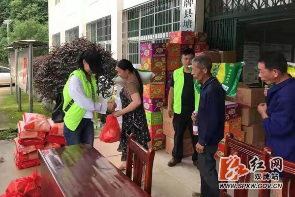 洪灾无情 人间有爱