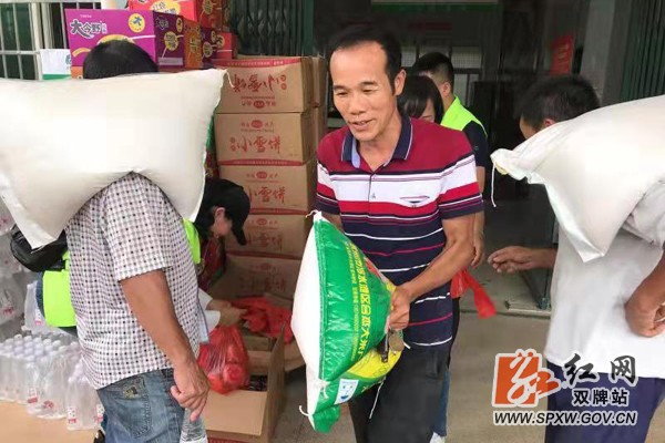 洪灾无情 人间有爱