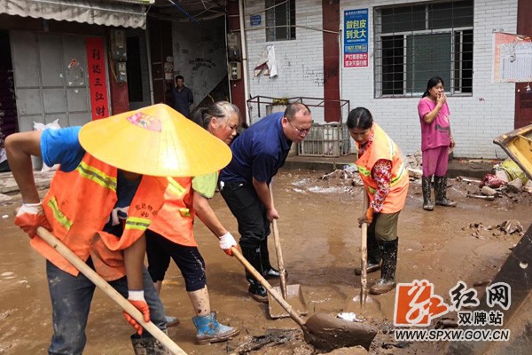 双牌县打响灾后县城垃圾清理攻坚战