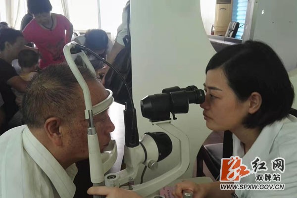 双牌县市场监督管理局:关爱老党员,免费检查送光明