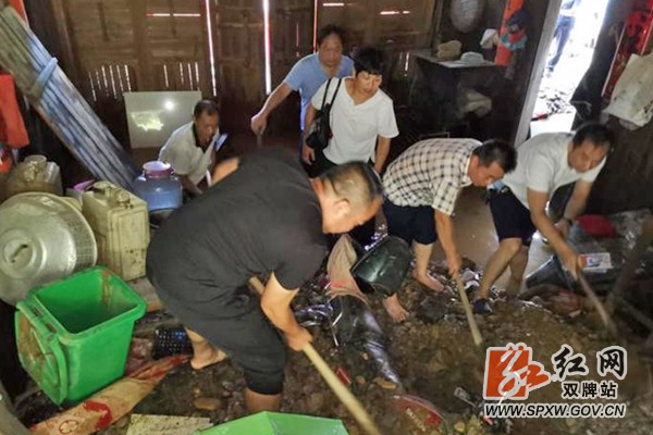 双牌交通局深入帮扶村帮助受灾群众转移财物