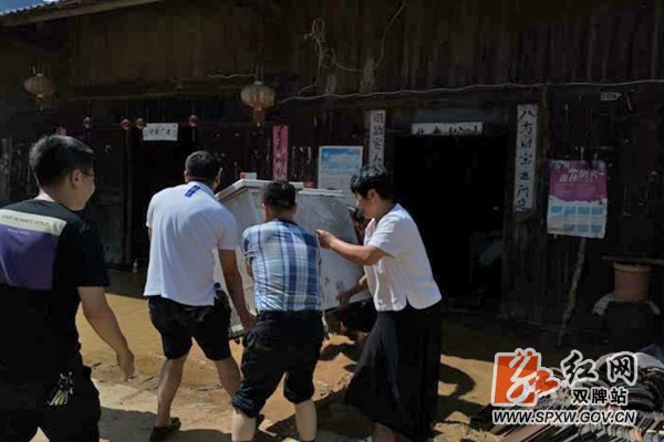 双牌交通局深入帮扶村帮助受灾群众转移财物