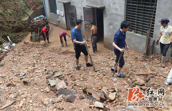 县纪委监委：深入扶贫村帮助灾后恢复重建