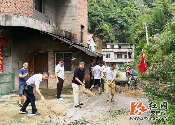 县纪委监委：深入扶贫村帮助灾后恢复重建