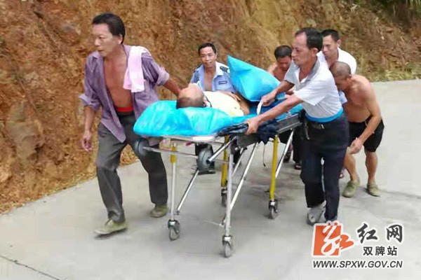 双牌:救护车被堵山道,农村辅警手推担架车上山