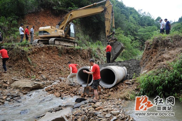 上梧江瑶族乡山峰村扶贫工作队助力村民恢复生产自救