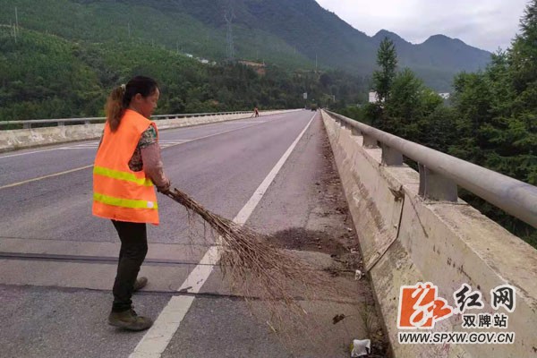 双牌:高温下恪尽职守的养路工