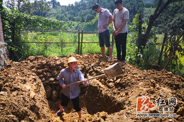 烈日下的“厕所革命”人