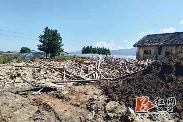 泷泊镇江西村:率先推进空心房拆除工作