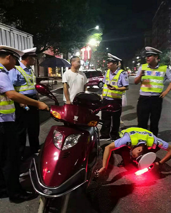 双牌交警持续开展酒驾夜查行动