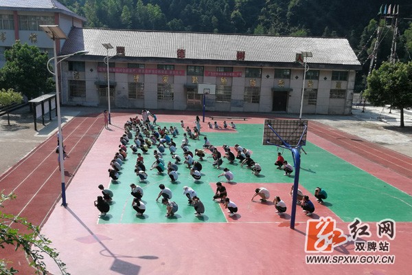 上梧江瑶族乡民族学校举行 安全应急演练