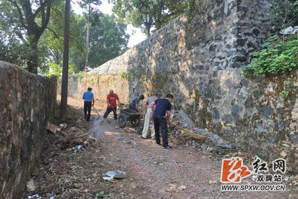 县委党史研究室:结合主题活动 全员参与开展小区整治工作
