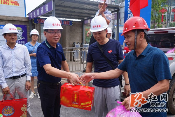 县住建局（人防办）：中秋节深入重点项目建设工地走访慰问