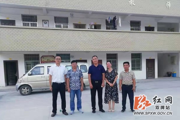 心系教育 情暖教师