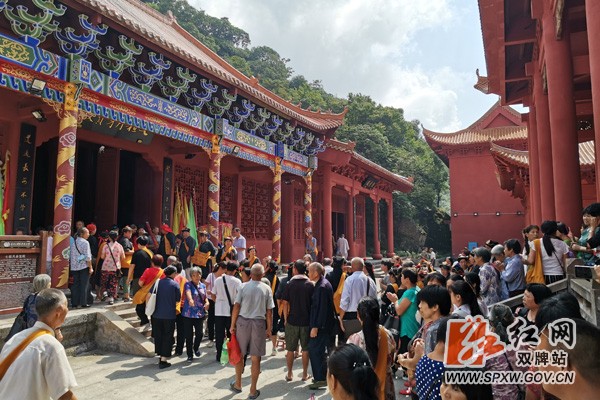 旅游升温 阳明山迎“朝佛季”