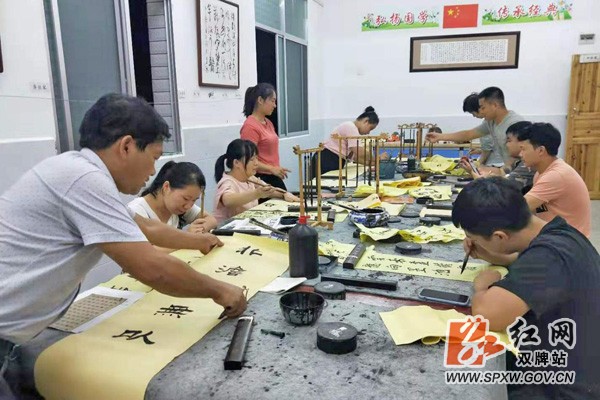 蔡里口小学开展“写中国字,过中国节”活动