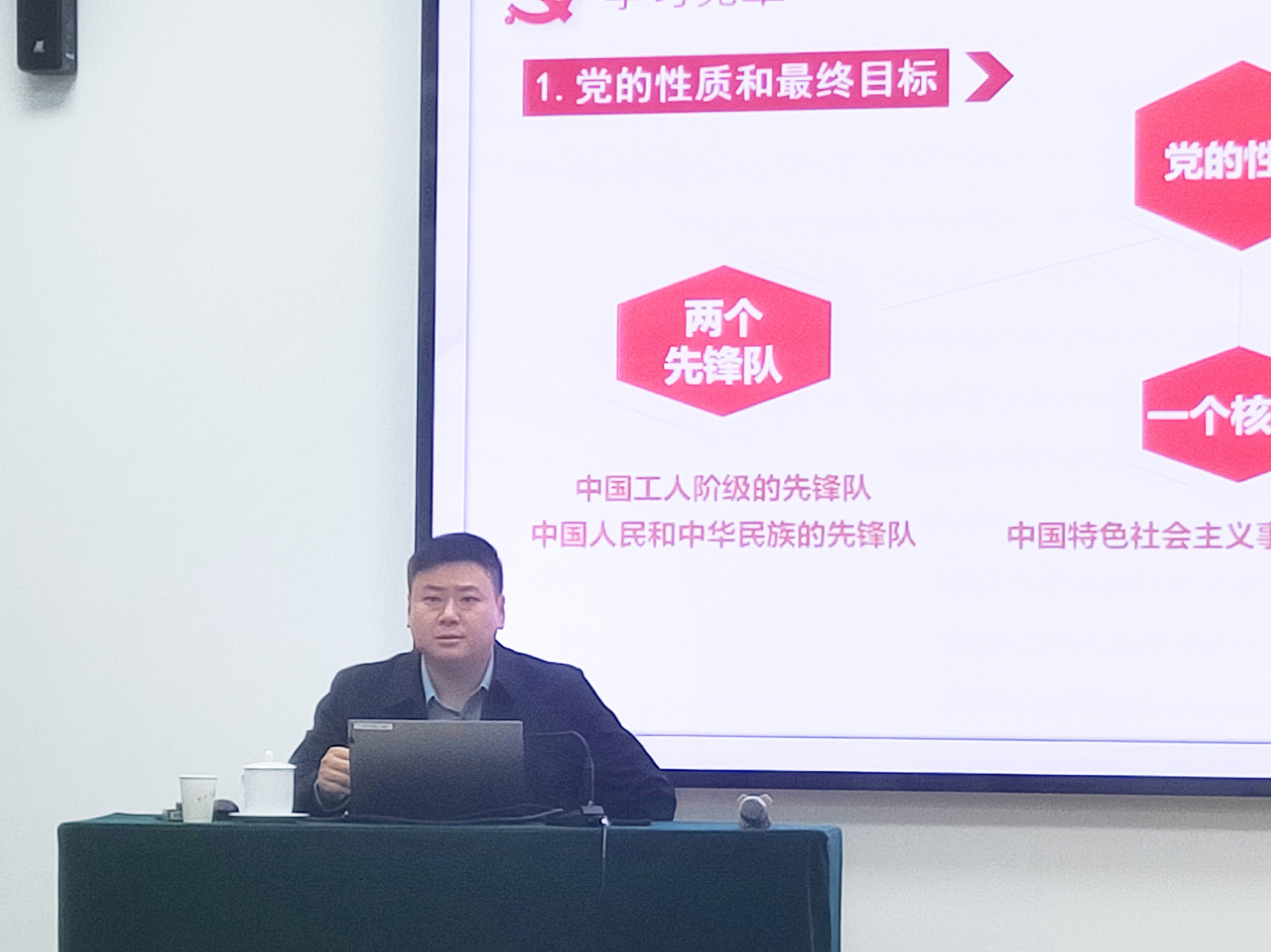 鄢虎.jpg