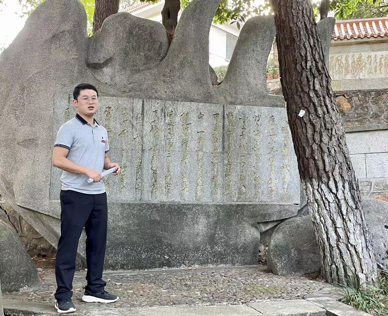 教职工何涛对诗词《》进行讲解.jpg