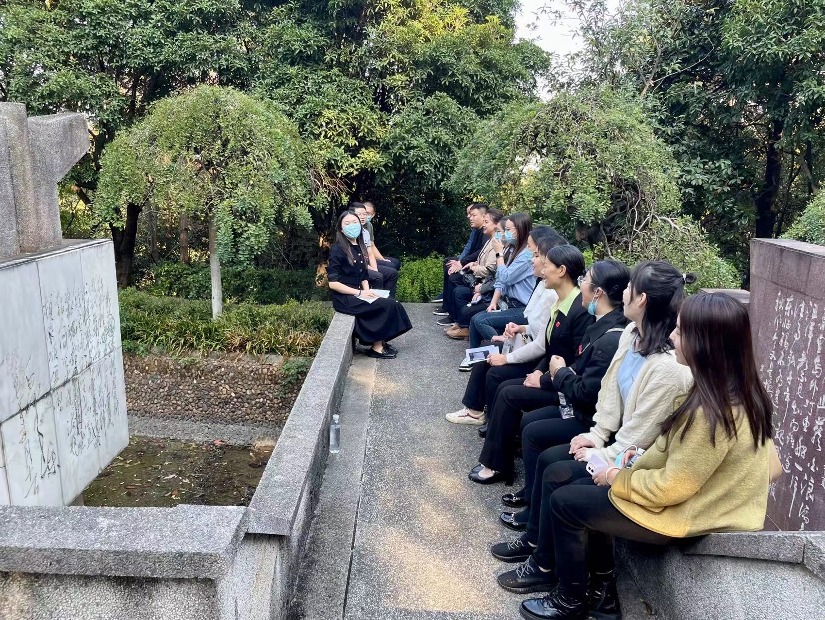 全体人员认真学习诗词.jpg