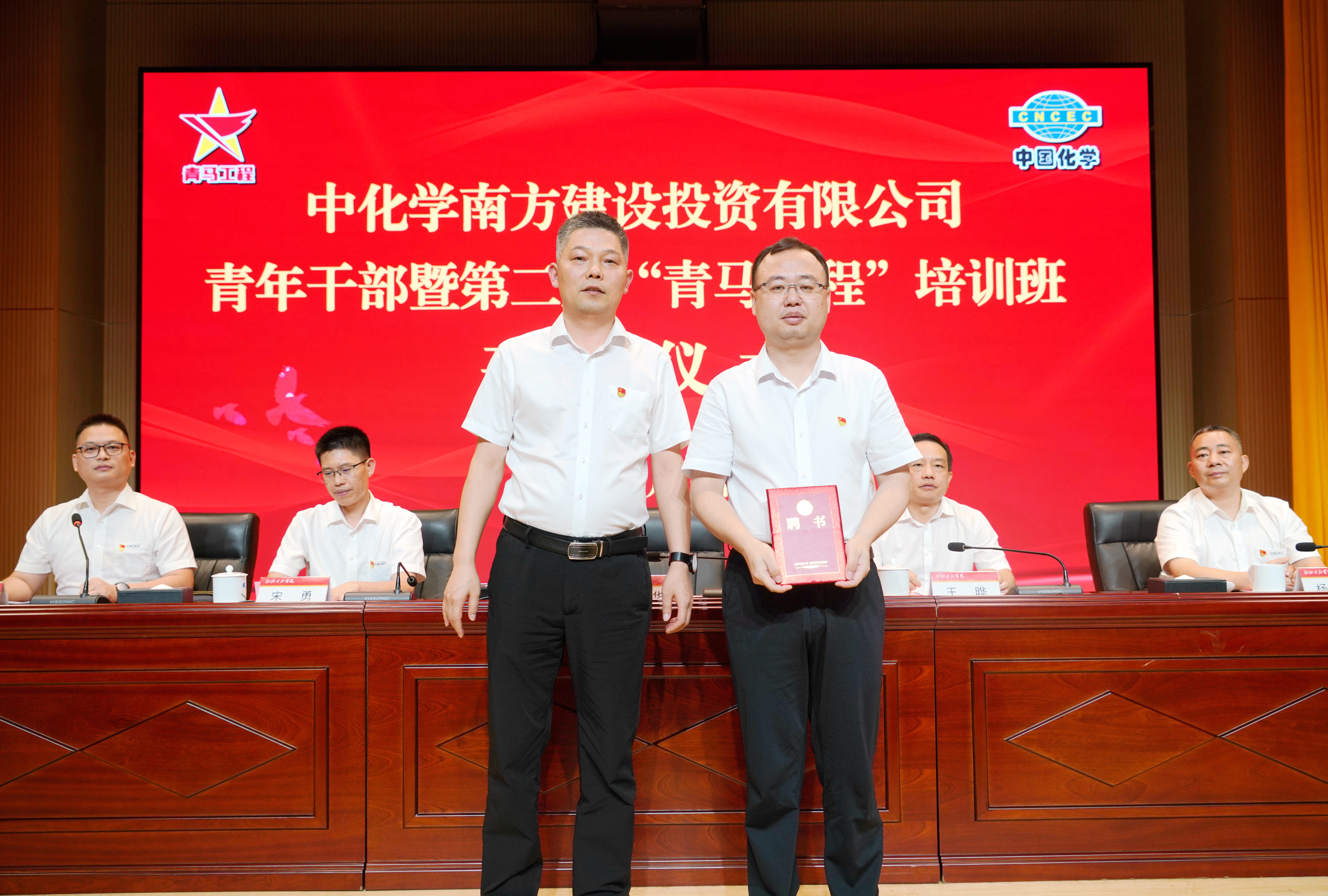 4王成华为学员导师代表颁发证书.jpg