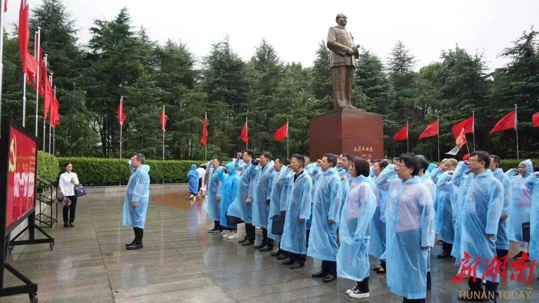 2023县处级干部广场献花.jpg