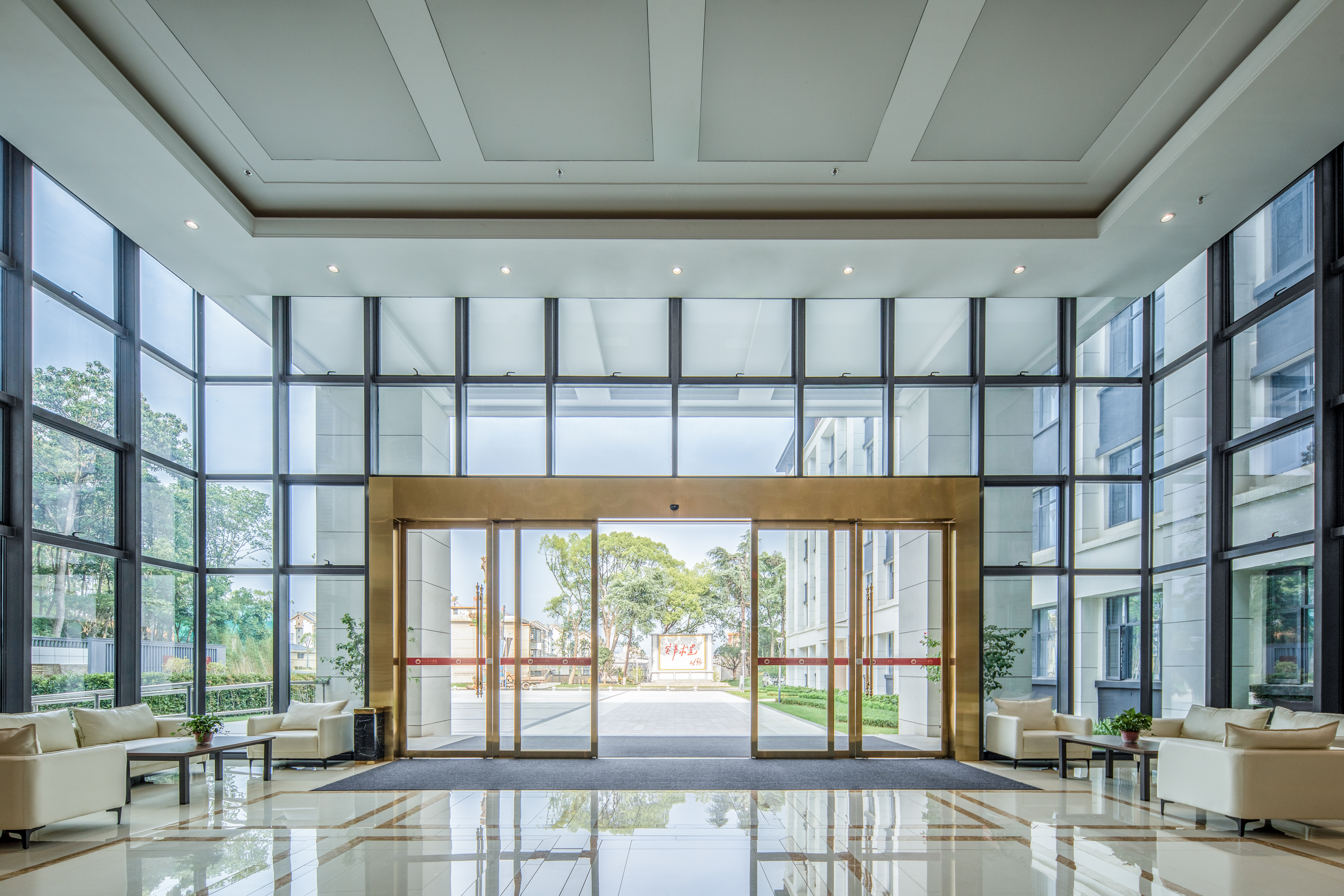 学员楼大门.jpg