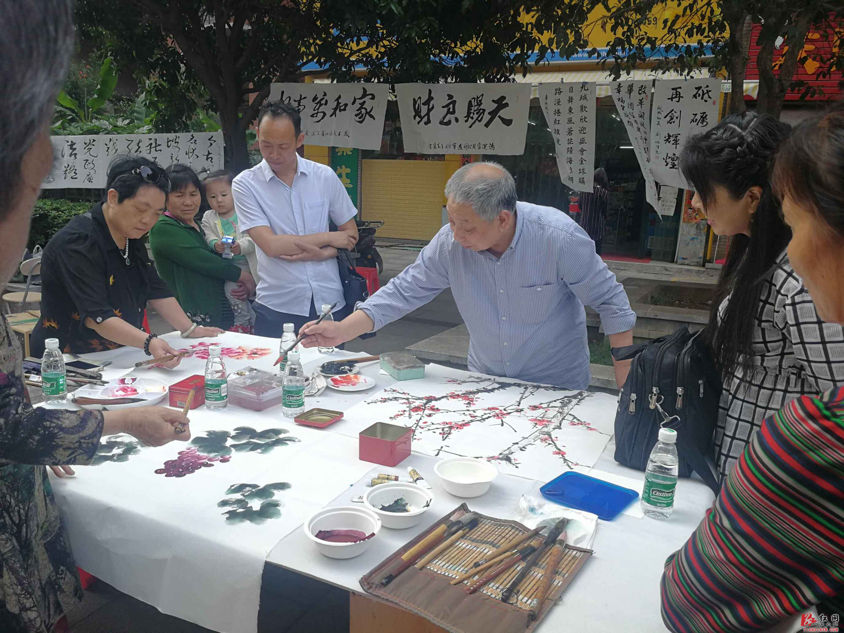 天心区老干部书画协会会员挥毫泼墨展风采