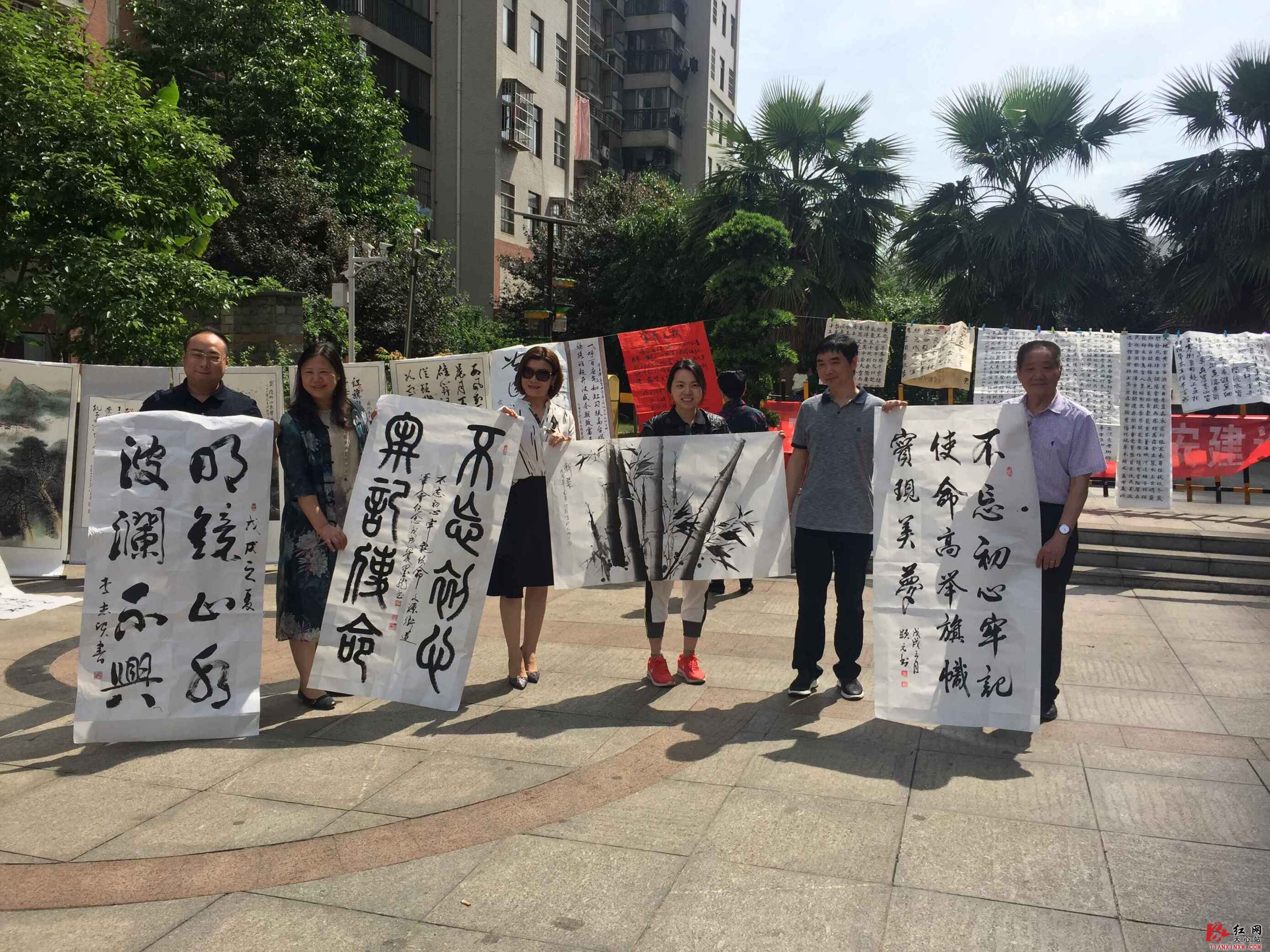 政协委员购买画作献爱心