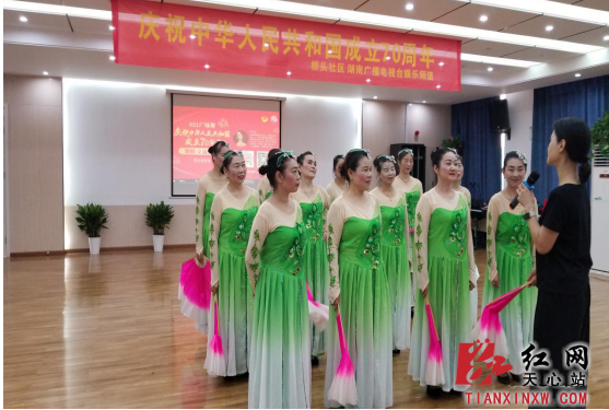 朱玉华老师点评长盛舞蹈队《踏歌起舞的中国》舞姿动作。