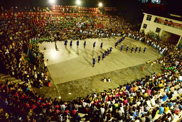 通道：迎县庆广场舞展演掀起“激情之夜”