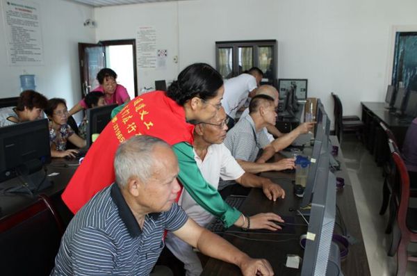 通道义工举办老年人电脑培训班