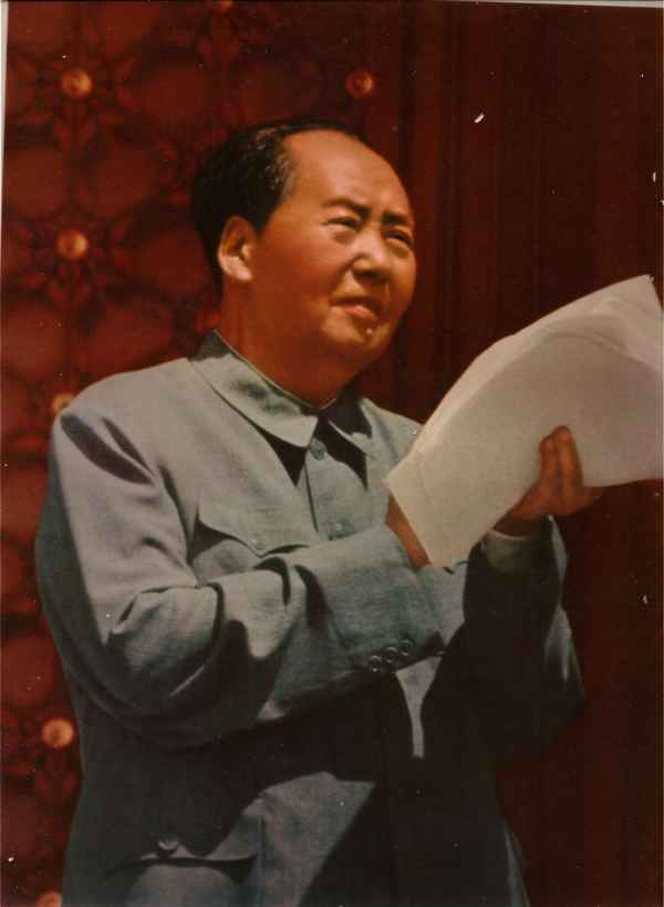 毛主席发表了《全世界人民团结起来，打败美国侵略者及其一切走狗》的庄严声明