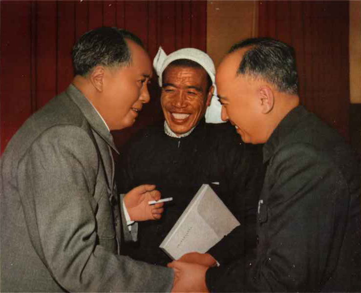 毛主席在第三届全国人民代表大会开会期间，接见农民代表陈永贵和科学界代表钱学森