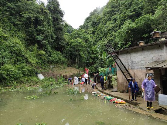 受强对流天气影响,一场持续了十几个小时的强降雨袭击了协合乡黄家坪