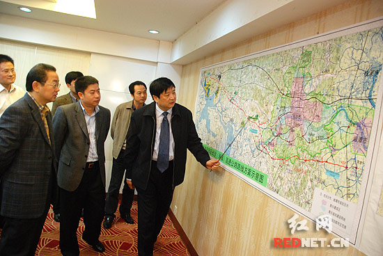 湖南省交通厅领导正在研究京珠复线建设的相关事宜。