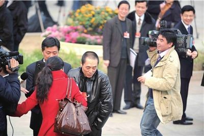 女记者拦截张艺谋