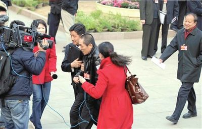 女记者拦截张艺谋