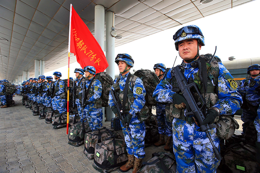 2月24日,海军陆战队官兵乘专列抵达北京军区某训练基地站后在站台上列队。新华社记者 查春明摄