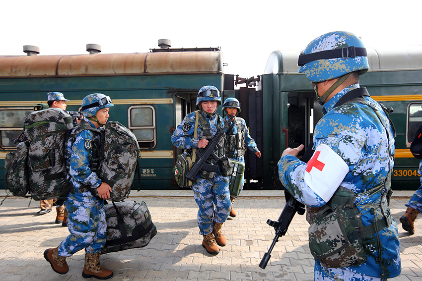 2月24日,海军陆战队官兵乘专列抵达北京军区某训练基地站。新华社记者 查春明摄