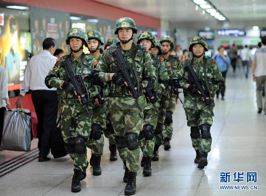 （社会）（2）深圳“冲锋队”武装巡逻保平安