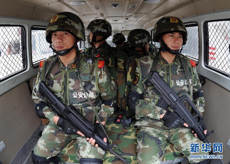 （社会）（1）深圳“冲锋队”武装巡逻保平安