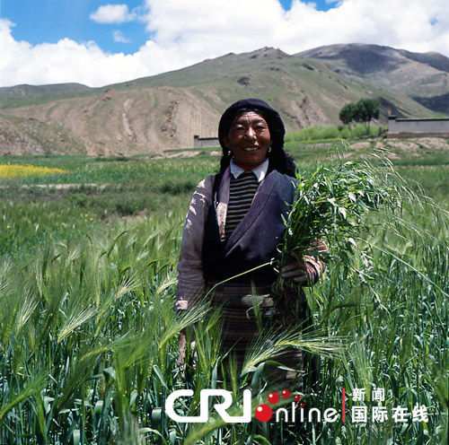 藏王陵山脚下的藏族农民