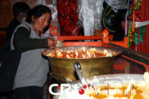 藏族信众在藏王陵中添酥油